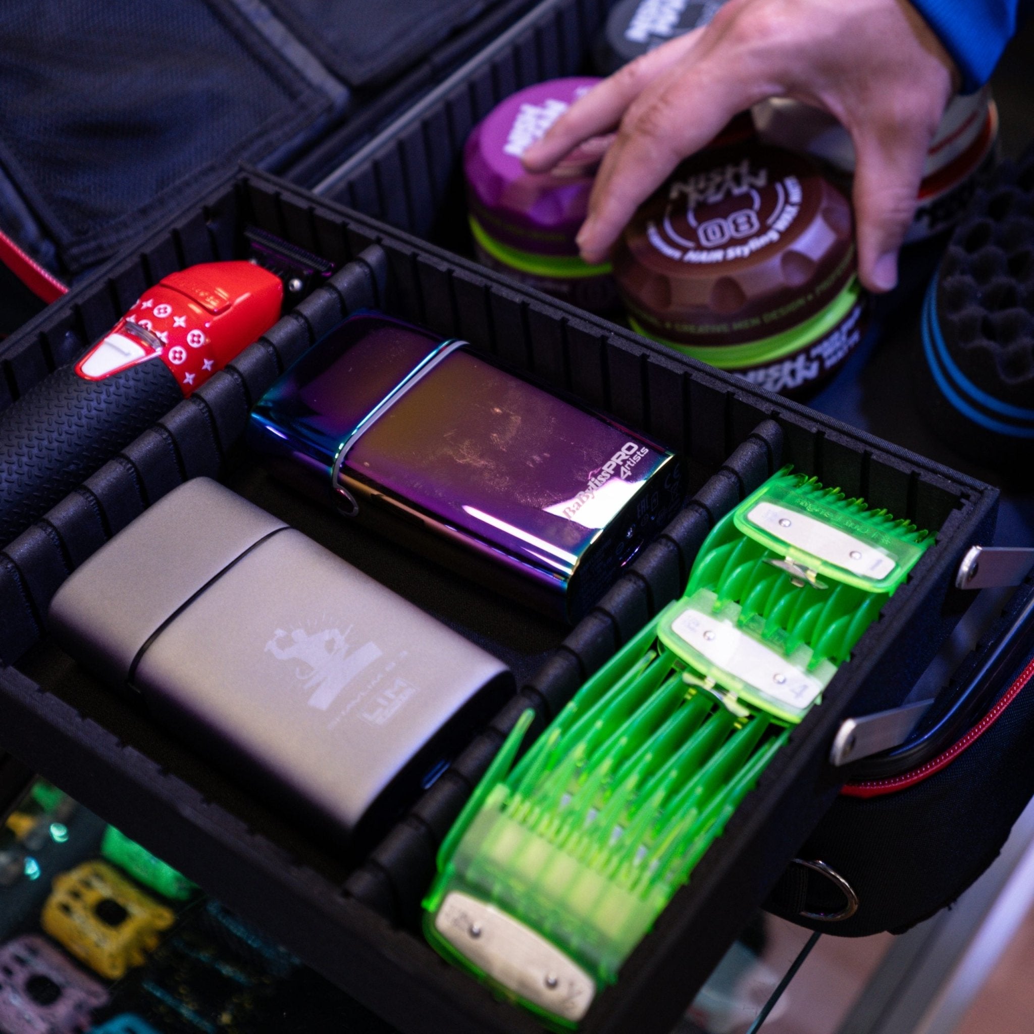 MOCHILA PROFESIONAL BARBERO NEGRO Y ROJO - Bravo Spain